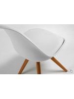 Set di 4 sedie bianche in polipropilene seduta con cuscino in ecopelle stesso colore e gambe in legno di faggio