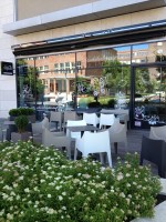 COCCOLONA Sillón de tecnopolímero a elección de color y en tecnopolímero ignífugo de color lino para bar y jardín