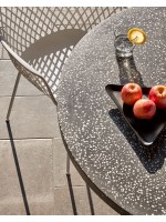 CORIK weißer oder schwarzer runder Tisch aus verzinktem Stahl und Stein für Außen- und Innendesign
