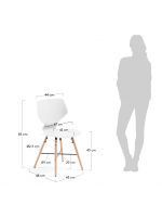 Set mit 4 weißen Stühlen im nordischen Stil