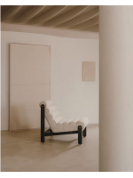 FILI Sillón de madera maciza de roble acabado negro y tejido de borreguito ecológico blanco.