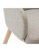 ATTA Silla con reposabrazos de chenilla color a elegir y patas de madera maciza de haya acabado natural sillón de diseño