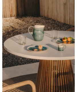 AFRODITE Designtisch mit ⌀ 90 oder ⌀ 120 cm aus Teakholz und grauer Betonplatte für die Innen und Außeneinrichtung