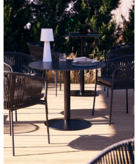 SETA tavolo piano Ø70 o Ø90 cm in hpl nero e base in metallo nero per bar gelaterie ristoranti