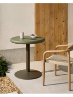 HARKU table avec plateau en béton vert Ø 70 et piètement en métal peint en vert pour bars glaciers restaurants
