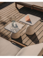 NOSTER Mesa de centro con tablero 48x48 en terraza veneciana de hormigón y base de metal y hormigón para bares