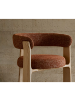 IRAKLIA Silla de 3 patas con reposabrazos en tejido efecto chenilla terracota y patas en madera maciza de fresno natural