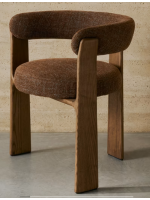 NAXOS Silla de 3 patas con reposabrazos en tejido efecto chenilla marrón y patas en madera maciza de fresno con acabado nogal
