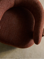 ENGLAND sillón en tejido efecto chenilla marrón y patas en madera maciza de fresno con acabado nogal