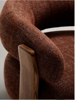 ENGLAND sillón en tejido efecto chenilla marrón y patas en madera maciza de fresno con acabado nogal