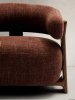 ENGLAND fauteuil en tissu effet chenille marron et pieds en frêne massif finition noyer