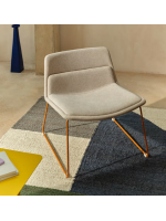 CABOT poltrona in tessuto beige e gambe in metallo color terracotta design casa