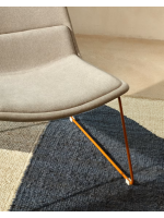 CABOT poltrona in tessuto beige e gambe in metallo color terracotta design casa