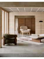 GOZO sillón en tejido efecto chenilla beige y patas en madera maciza de fresno natural