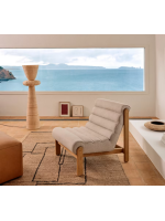 GENGA Sillón de madera maciza de roble acabado natural y tejido de borreguito ecológico blanco.