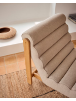 GENGA Sillón de madera maciza de roble acabado natural y tejido de borreguito ecológico blanco.