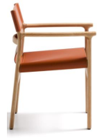CALISTA Silla con reposabrazos en madera maciza de fresno natural y cuero natural marrón claro
