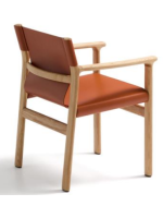 CALISTA Silla con reposabrazos en madera maciza de fresno natural y cuero natural marrón claro
