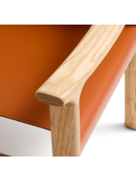 CALISTA Silla con reposabrazos en madera maciza de fresno natural y cuero natural marrón claro