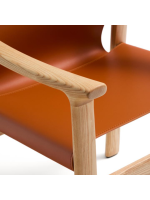 CALISTA Silla con reposabrazos en madera maciza de fresno natural y cuero natural marrón claro