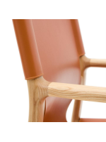 CALISTA Silla con reposabrazos en madera maciza de fresno natural y cuero natural marrón claro