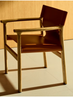 CALISTA Silla con reposabrazos en madera maciza de fresno natural y cuero natural marrón claro