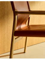 CALISTA Silla con reposabrazos en madera maciza de fresno natural y cuero natural marrón claro