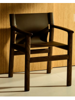 DESTOY Silla con reposabrazos en madera maciza de fresno con acabado nogal y piel natural marrón oscuro