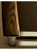 DESTOY Silla con reposabrazos en madera maciza de fresno con acabado nogal y piel natural marrón oscuro