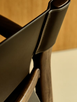 DESTOY Silla con reposabrazos en madera maciza de fresno con acabado nogal y piel natural marrón oscuro
