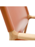 CALISTA sillón en madera maciza de fresno natural y cuero natural marrón claro
