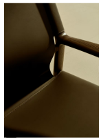 DESTOY sillón en madera maciza de fresno con acabado nogal y piel natural marrón oscuro