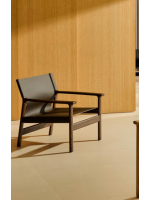 DESTOY sillón en madera maciza de fresno con acabado nogal y piel natural marrón oscuro