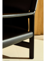 RAMONA sillón en madera maciza de fresno con acabado negro y natural piel negra