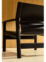 RAMONA sillón en madera maciza de fresno con acabado negro y natural piel negra