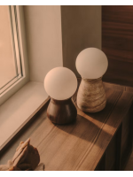 NENA Tischlampe aus Walnussholz und Milchglaskugel Design