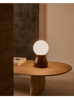 NENA Tischlampe aus Walnussholz und Milchglaskugel Design