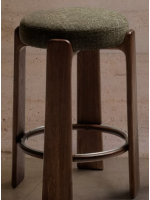 ABRUKA taburete alto 65 o 75 cm en tejido efecto chenilla verde y patas en madera maciza de fresno con acabado nogal