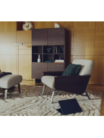 LEA fauteuil en chenille hydrofuge avec accoudoirs en placage de noyer et pieds en acier inoxydable brossé