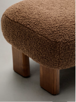 MOMENT Asiento puf en tejido bouclé marrón y patas en madera maciza de fresno con acabado nogal