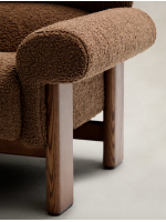 MOMENT poltrona in tessuto bouclé marrone e gambe in legno massello di frassino finitura noce