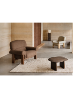 MOMENT poltrona in tessuto bouclé marrone e gambe in legno massello di frassino finitura noce