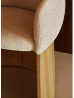 MALISA Silla con reposabrazos en chenilla hidrófuga beige y chapa de roble