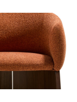 NORTPORT Silla con reposabrazos en chenilla hidrófuga color terracota y chapa de nogal