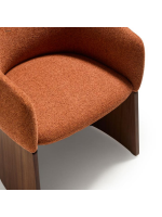 NORTPORT Silla con reposabrazos en chenilla hidrófuga color terracota y chapa de nogal