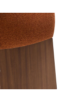 NORTPORT Silla con reposabrazos en chenilla hidrófuga color terracota y chapa de nogal