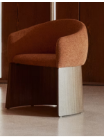 NORTPORT Silla con reposabrazos en chenilla hidrófuga color terracota y chapa de nogal