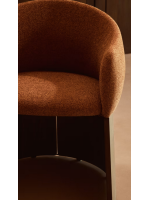 NORTPORT Silla con reposabrazos en chenilla hidrófuga color terracota y chapa de nogal